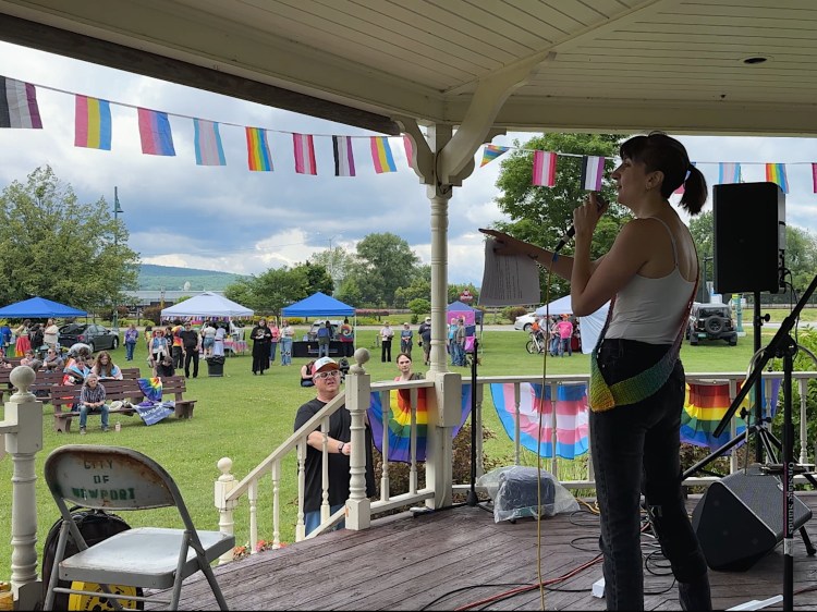 Femme giving speech